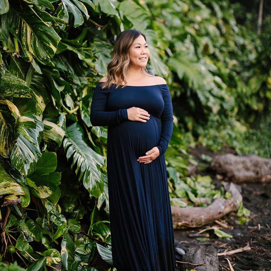image of pregnant woman near the ocean
