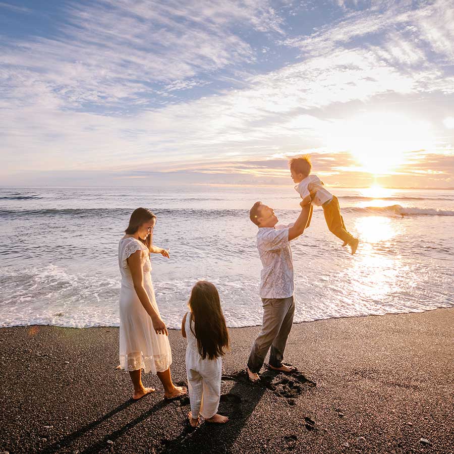 image of pregnant woman near the ocean