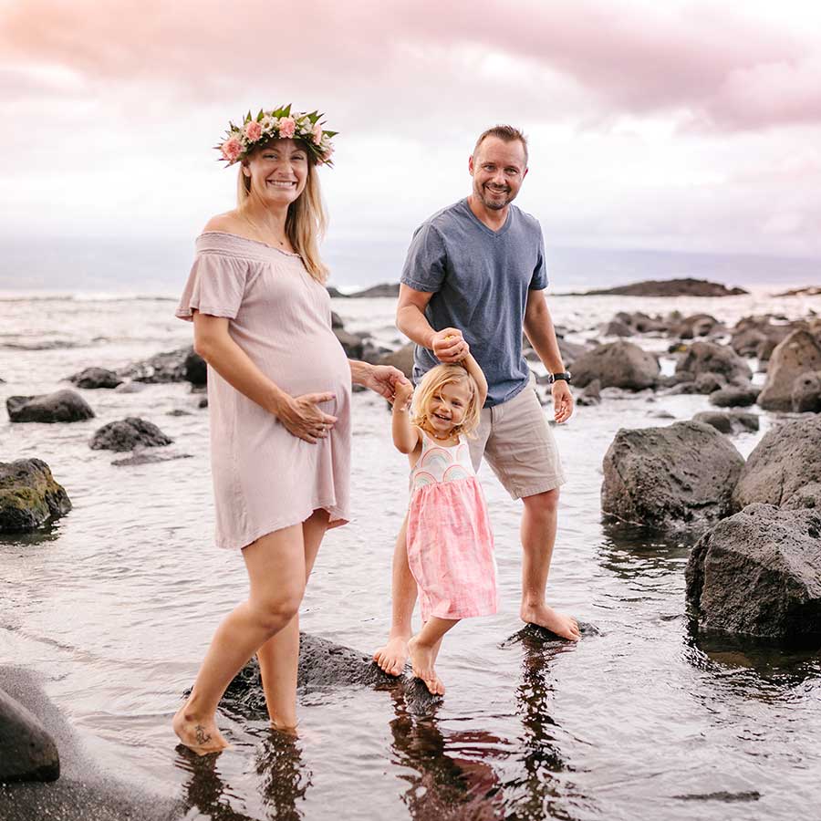 image of pregnant woman near the ocean